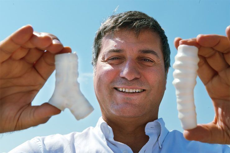Ein mann viser fram to syntetiske luftrøyr