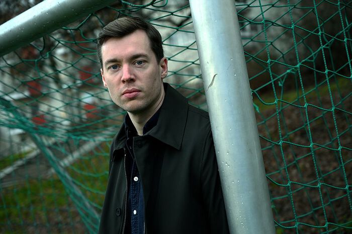 Ung mann står i et fotballmål.