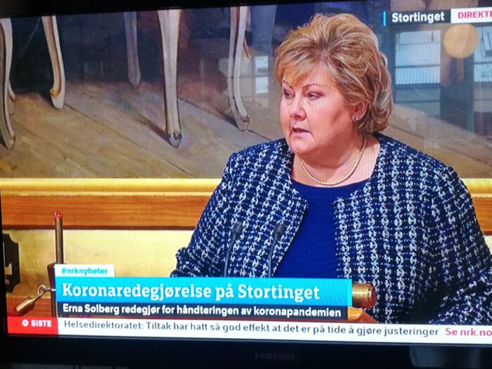 En kvinne står på en talerstol i Stortinget