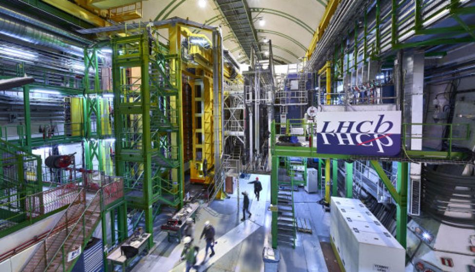 En stor hall med installasjon av utstyr for å drive eksperiment innenfor partikkelfysikk. 
