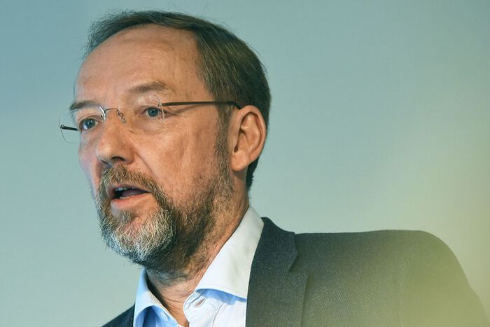Portrett av en mann med skjegg og briller
