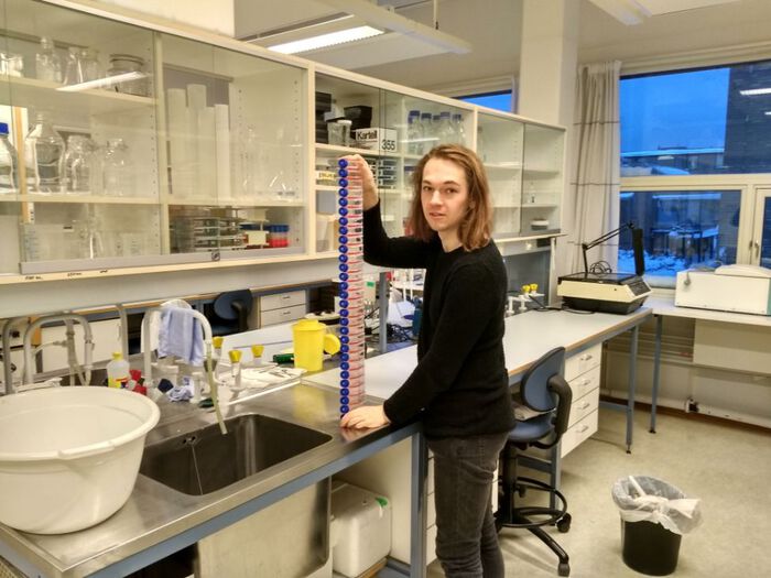 Ein mann står i eit laboratorium
