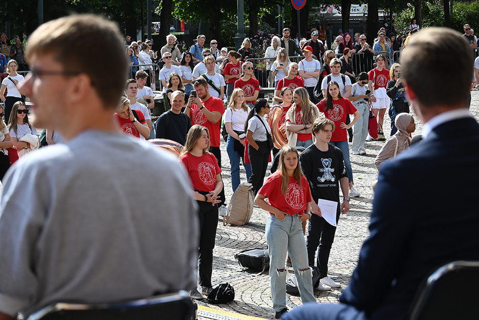 Mange studenter på Universitetsplassen i Oslo