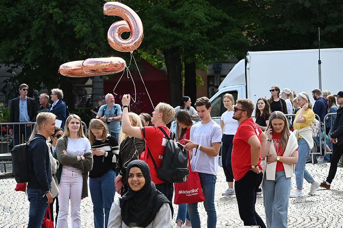 En samling av studenter på Universitetsplassen