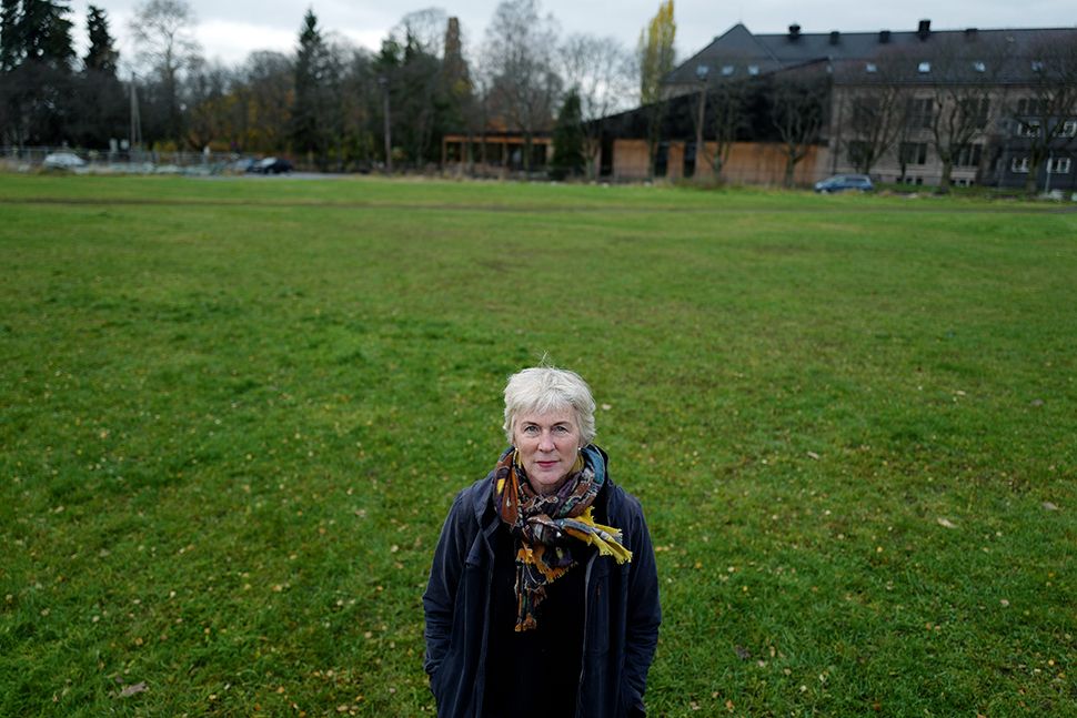 En kvinne står foran Naturhistorisk museum på Tøyen