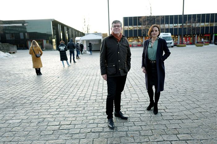 One man and one woman in Frederikkeplassen at Blindern. 