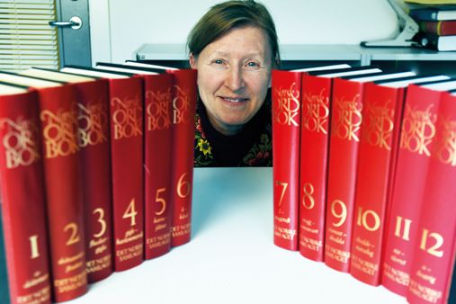 Ei kvinne saman med mange ordbøker