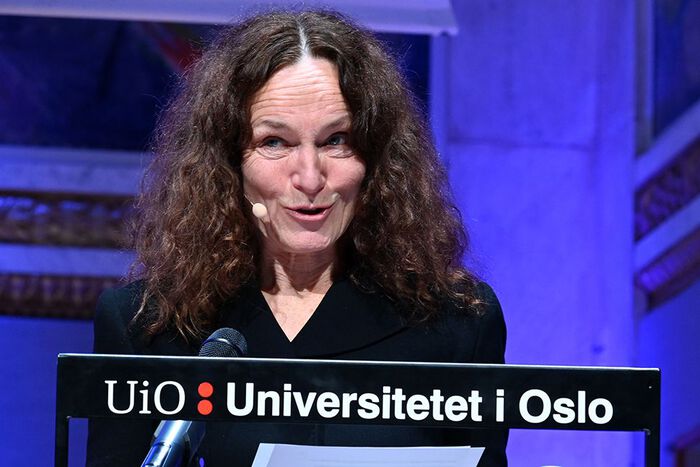 Portrett av ei kvinne på ein talarstol