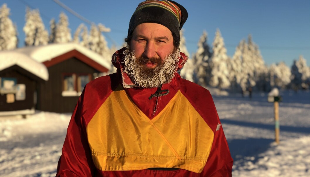 Et portrett av en mann med skjegg ute i snøen