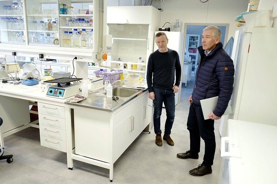 To menn står i eit laboratorium