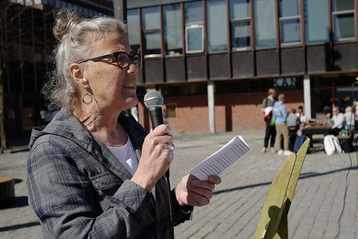 Et portrett av ei kvinne med mikrofon