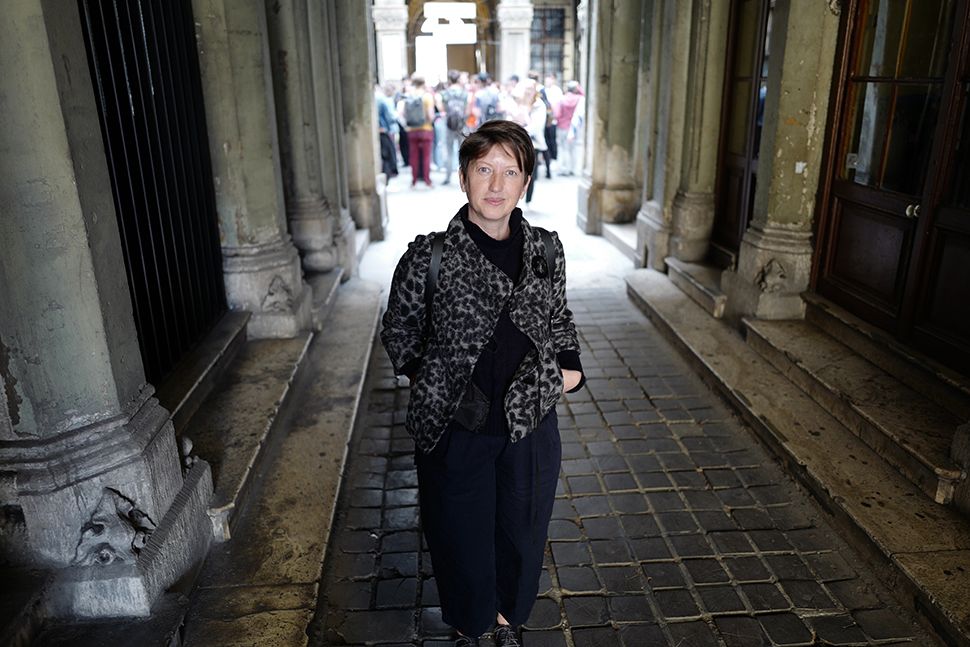 Ei kvinne står i ein passasje i Budapest
