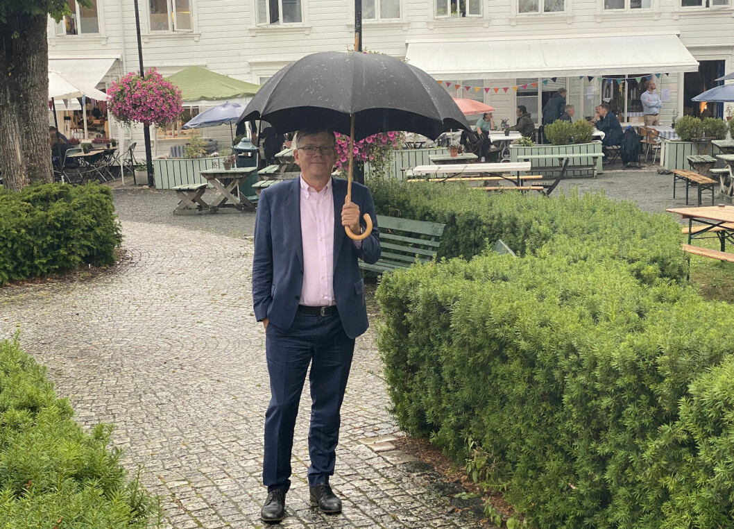 En mann med paraply i regn 