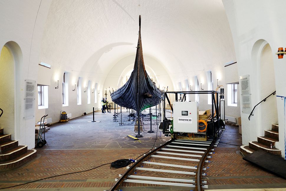 Eit vikingskip i Vikingskipshuset på Bygdøy