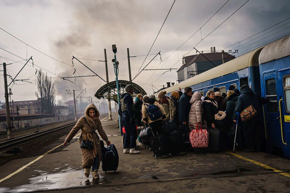Mange flyktningar i Ukraina tar toget til ein sikker stad