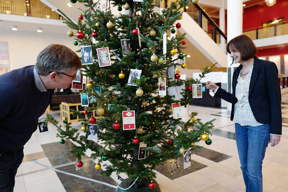 Ein mann og ei kvinne ser på eit juletre
