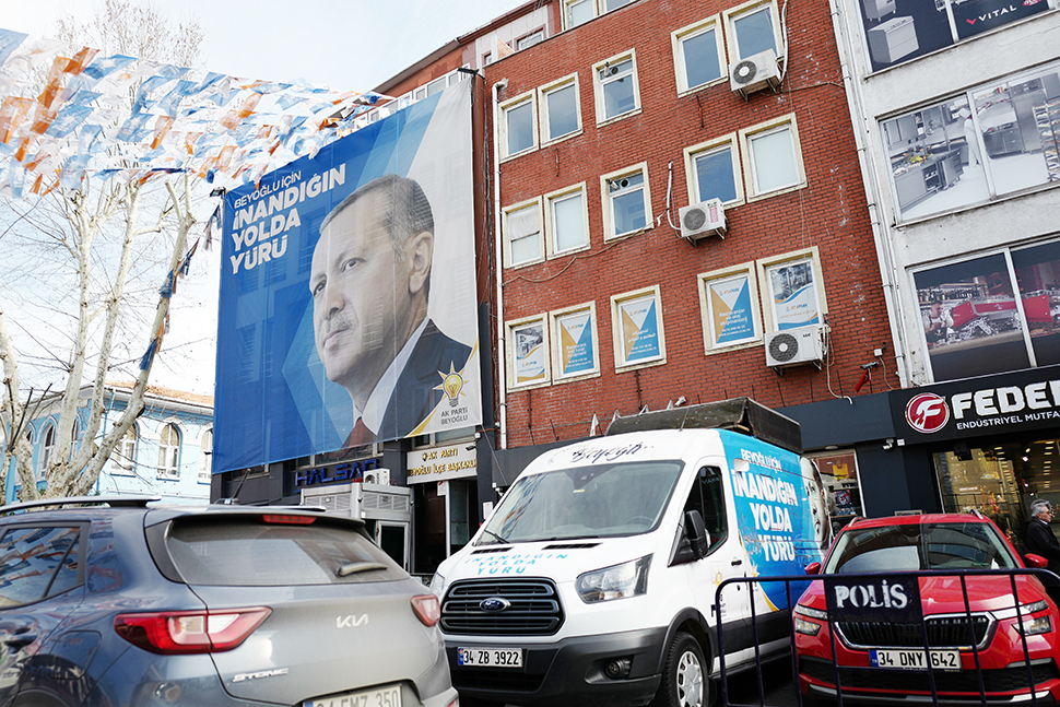 Ein valplakat for Erdogan på ein husvegg i Istanbul