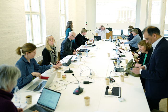 Fleire personar rundt eit langbord
