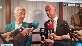 Skjermdump viser en kvinne og en mann på pressekonferanse