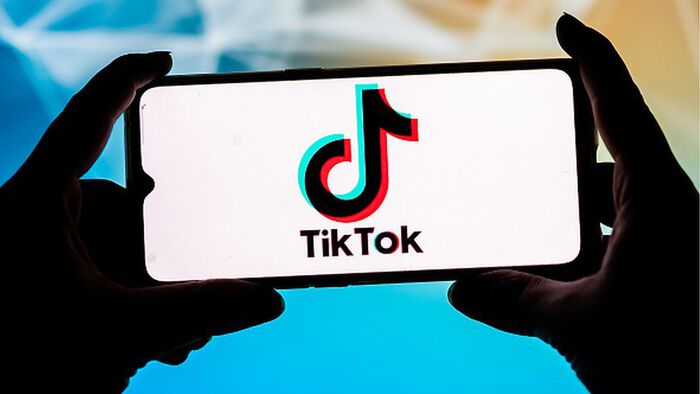 En mobiltelefon med Tiktok-logo