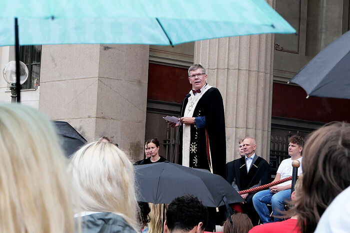 Svein Stølen står foran aulasøylene og holder tale for de nye studentene