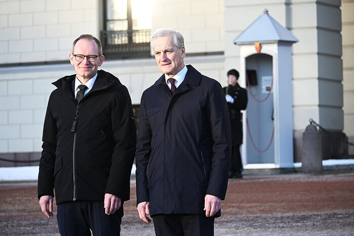 Foto av to menn på Slottsplassen