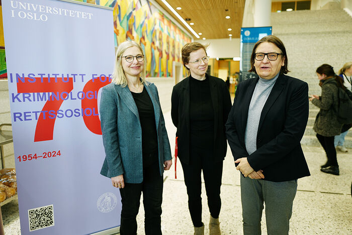 Helene Gundhus, Maud Hoel og Ragnhild Hennum ved en plakat med tallet 70