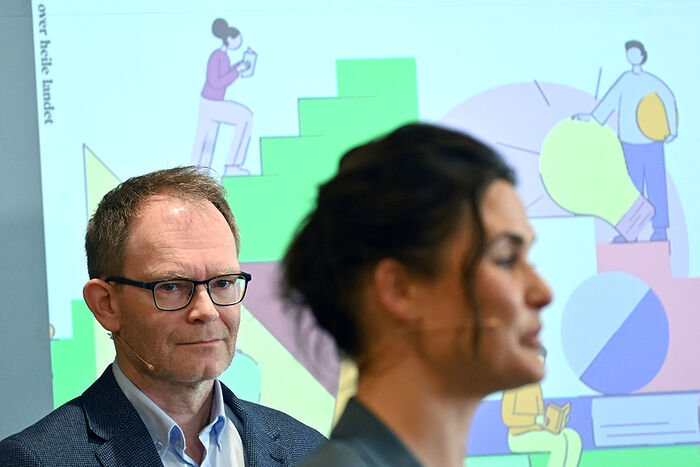Oddmund Hoel og Kari Nessa Nordtun presenterer profesjonsmeldinga