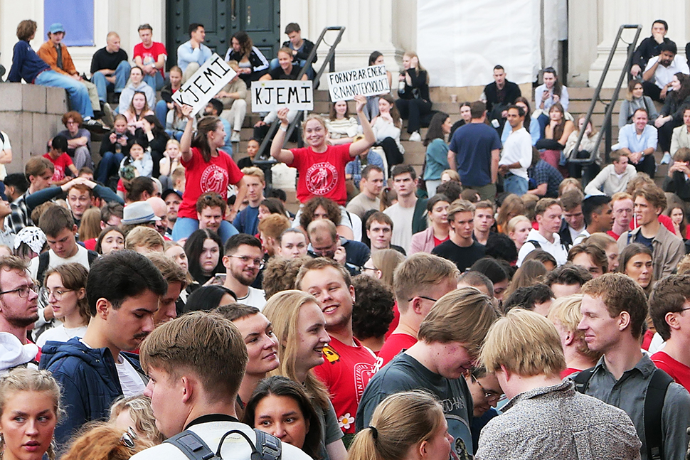 Studenter på Universitetsplassen på velkomstseremonien 2023
