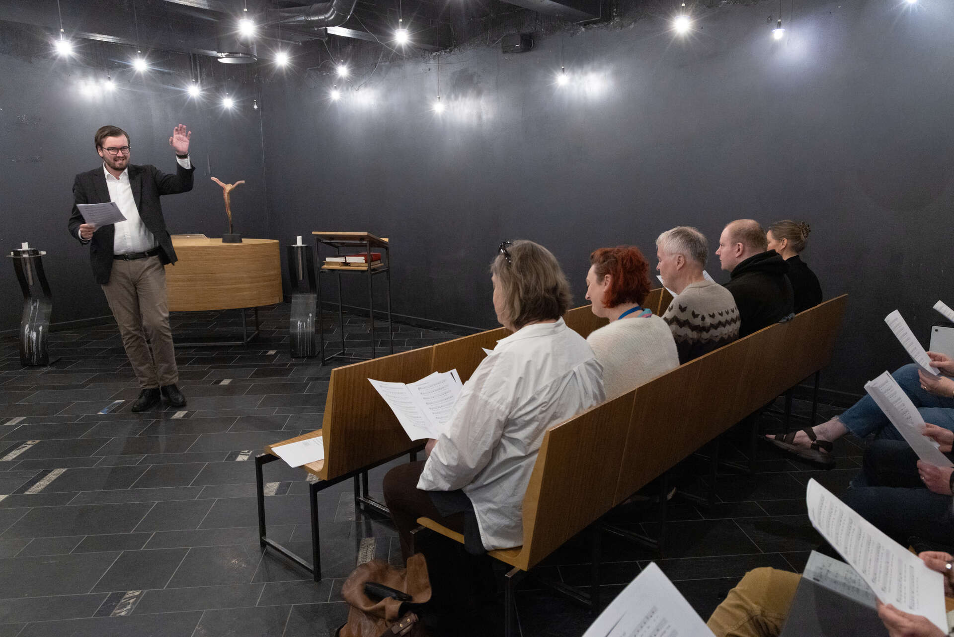  Per Anders Håvelsrud instruerer innstillingskomiteen i sang for liturger.