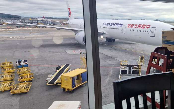 Bilde av fly fra China Eastern på flyplass i New York