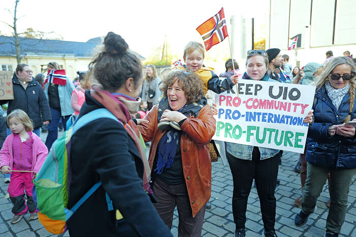 Jubeldemo utanfor Blindern barnestuer